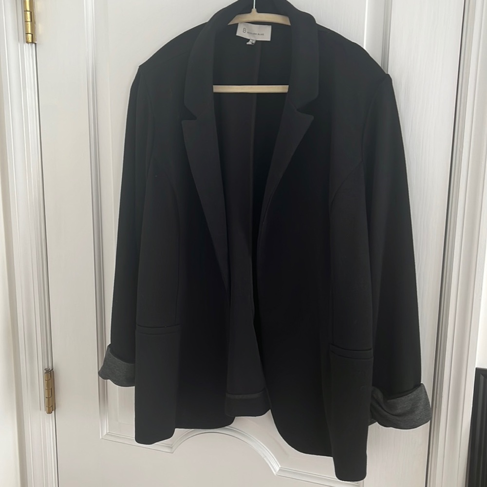 Beautiful knit blazer with cuffed sleeves